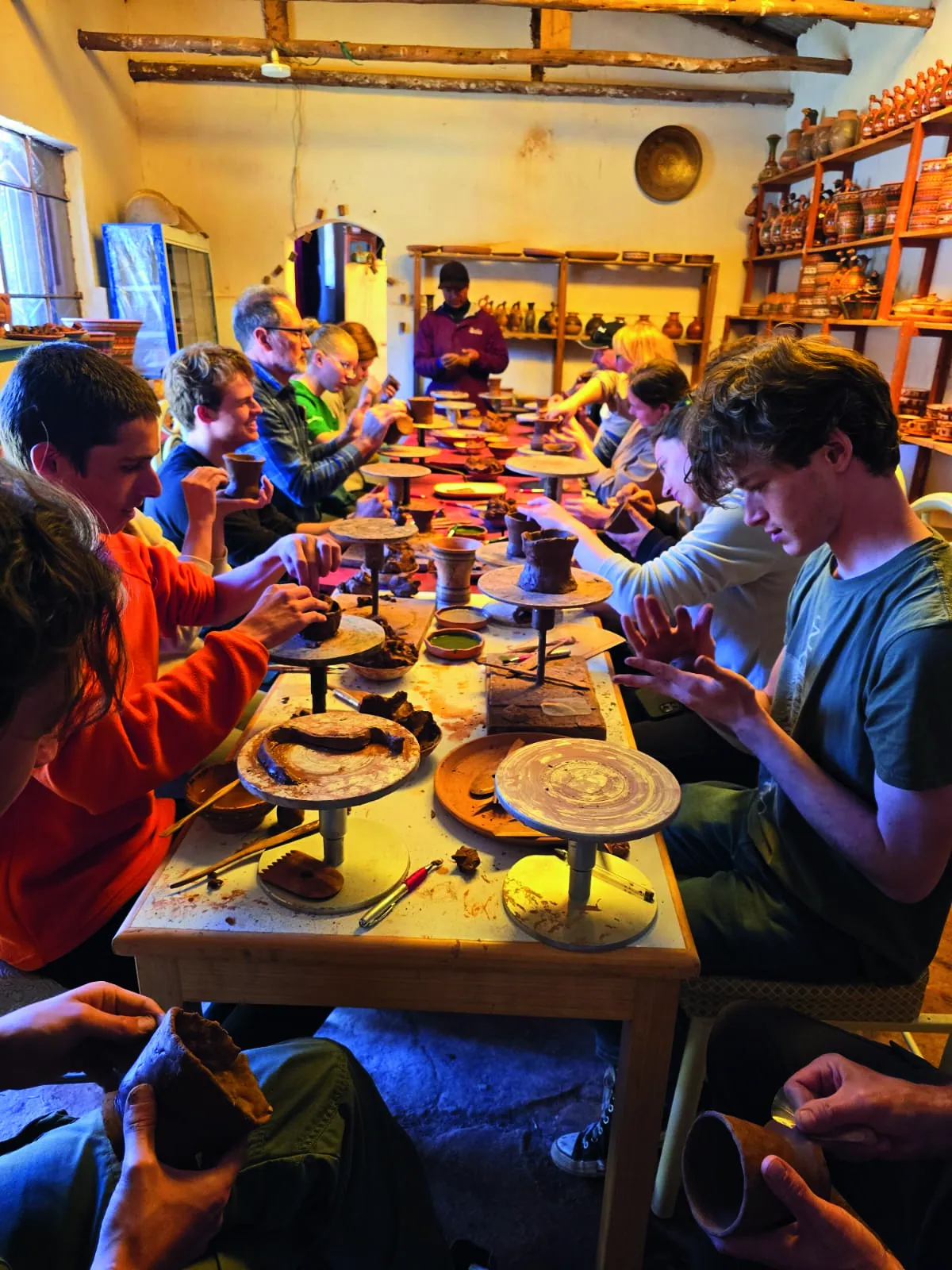 Grupo modelando piezas en el taller de cerámica