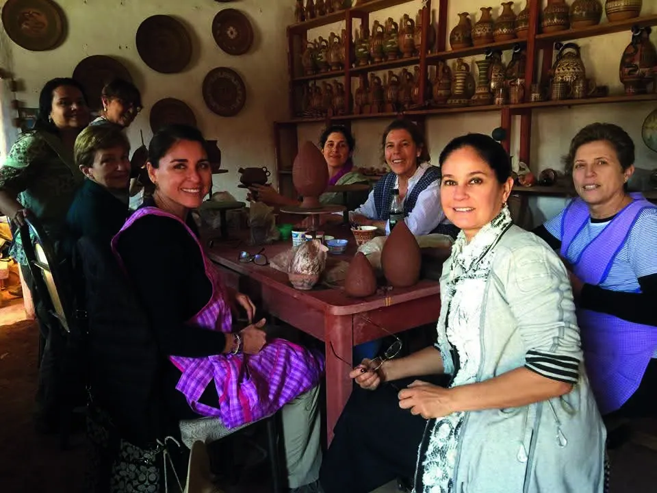 Visitantes en el taller Sañu de Raqchi