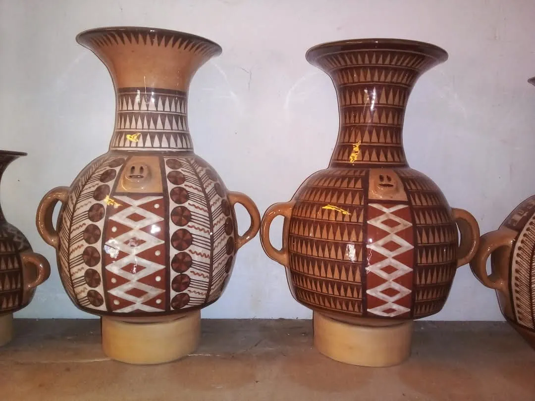 Aríbalos terminados en una repisa del taller