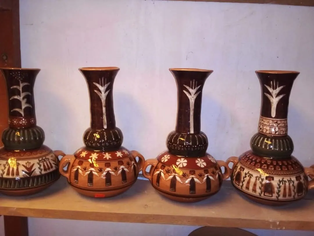 Tikachuranas terminadas en una repisa del taller